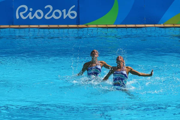 Ona Carbonell et Gemma Mengual d'Espagne concourent lors de la ronde préliminaire de routine technique en duo de natation synchronisée aux Jeux olympiques d'été de 2016 — Photo