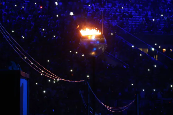 La llama olímpica arde en el estadio olímpico de Maracana durante la ceremonia de apertura de los Juegos Olímpicos de Río 2016 en Río de Janeiro — Foto de Stock