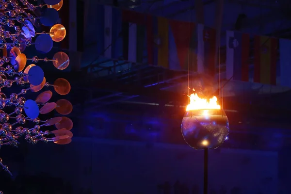La llama olímpica arde en el estadio olímpico de Maracana durante la ceremonia de apertura de los Juegos Olímpicos de Río 2016 en Río de Janeiro — Foto de Stock