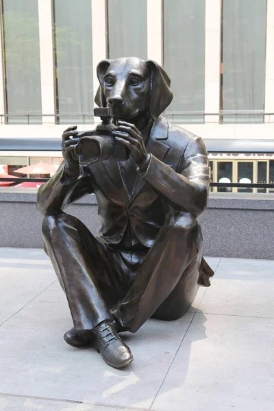 Paparazzi Dogman y Paparazzi Rabbitgirl escultura de artistas contemporáneos de fama mundial Gillie y Marc en la Avenida de las Américas en el centro de Manhattan —  Fotos de Stock