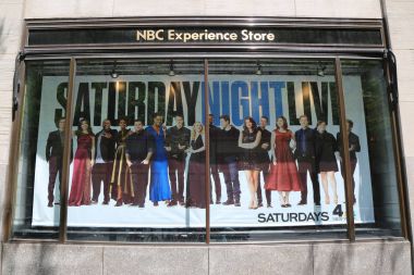 NBC deneyim mağaza Vitrini Cumartesi ile dekore edilmiş Rockefeller Center Midtown Manhattan'ın gece hayatı logo 