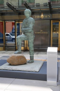 Christie's ana merkezi New York Rockefeller Plaza'daki ekranda çağdaş sanat