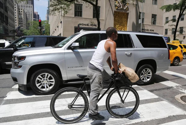 Niet-geïdentificeerde fiets rider op 5th Avenue in Midtown Manhattan — Stockfoto