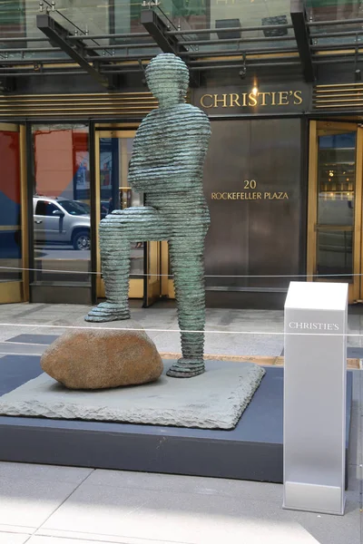Hedendaagse kunst tentoongesteld in Christie's hoofdkwartier in Rockefeller Plaza in New York — Stockfoto