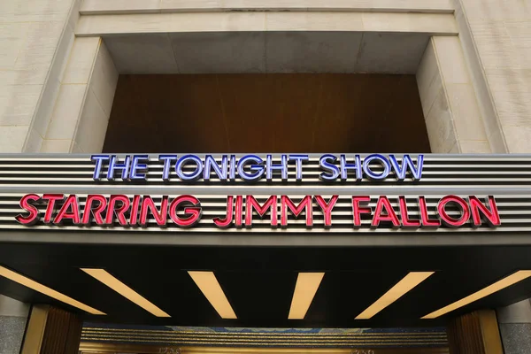 The Tonight Show avec l'entrée Jimmy Fallon au Rockefeller Center à Midtown Manhattan — Photo