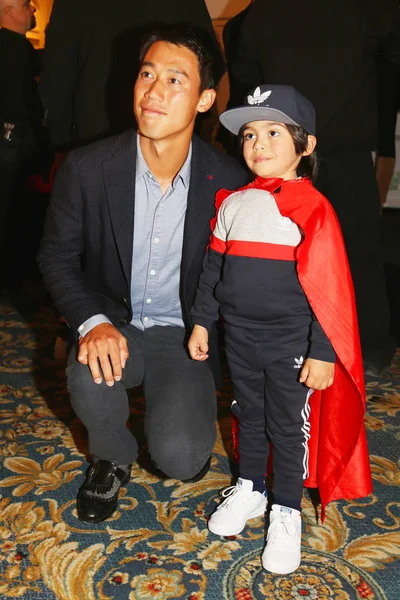 Professional tennis player Kei Nishikori posing with young tennis fan at the  BNP Paribas Showdown 10th Anniversary tennis event — Stock Photo, Image