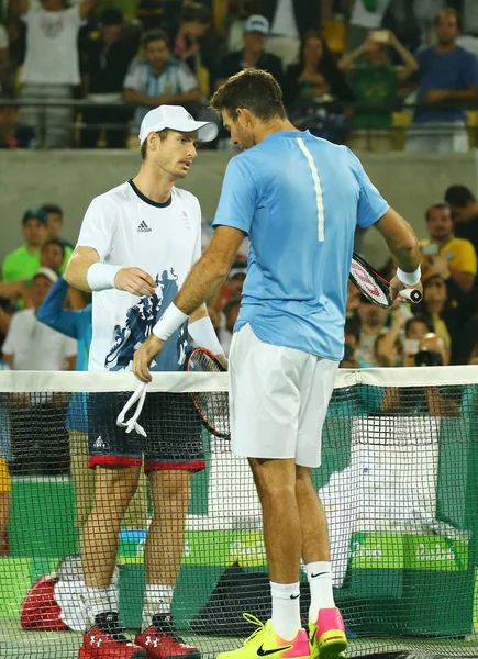 Juan Martin Del Potro (R) si congratula con il campione olimpico britannico Andy Murray per la sua vittoria alla finale maschile dei Giochi Olimpici di Rio 2016 — Foto Stock