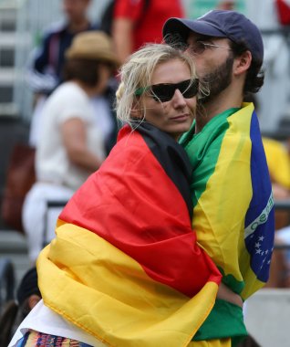 Alman ve Brezilyalı spor hayranları Rio 2016 Olimpiyat Oyunları sırasında Olimpiyat Parkı