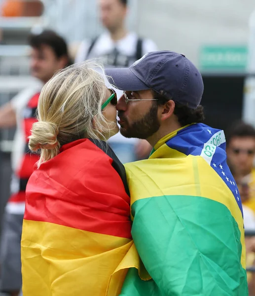 Alman ve Brezilyalı spor hayranları Rio 2016 Olimpiyat Oyunları sırasında Olimpiyat Parkı