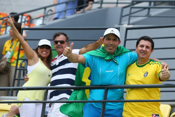 Fãs esportivos brasileiros apoiam a equipe Brasil durante os Jogos Olímpicos Rio 2016 no Parque Olímpico — Fotografia de Stock