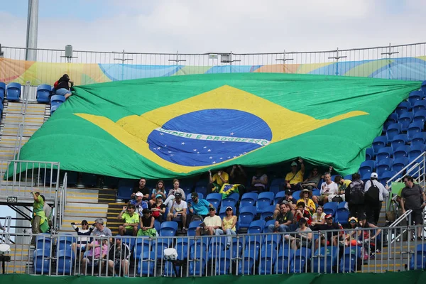 Brasilianische Sportfans unterstützen brasilianisches Team während der Olympischen Spiele 2016 in Rio im Olympiapark — Stockfoto