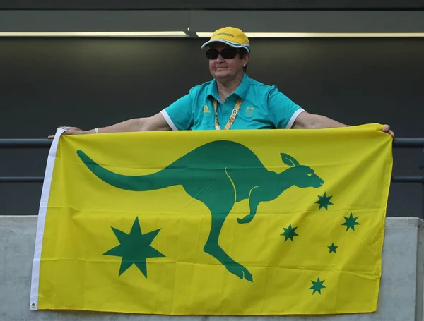 Australijski sport fan wspieranie zespołu Australia podczas Igrzyska Olimpijskie Rio 2016 Olympic Park — Zdjęcie stockowe