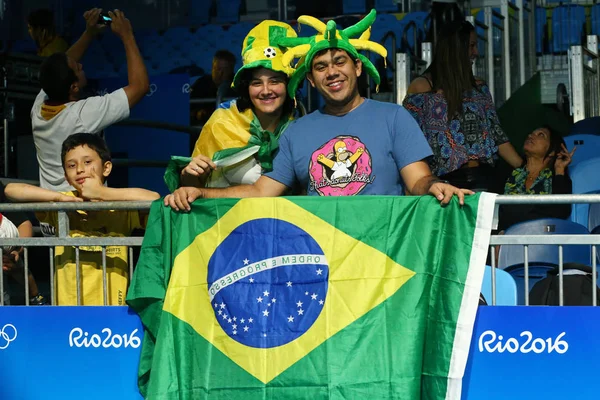 Brezilyalı spor destek takım Brezilya Rio 2016 Olimpiyat Oyunları sırasında Olimpiyat Parkı fanlar.