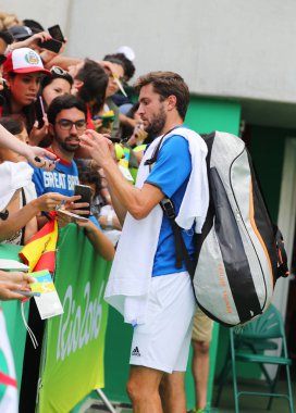 Profesyonel tenis oyuncusu Gilles Simon Fransa'nın onun yuvarlak 3 maç Rio 2016 Olimpiyat Oyunları sonra imza imzalar