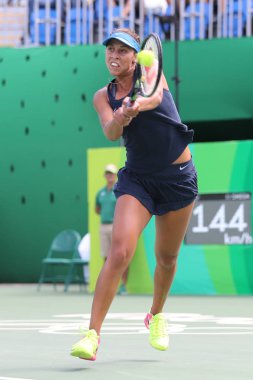 Profesyonel tenis oyuncu Madison anahtarları, Amerika Birleşik Devletleri içinde hareket sırasında onun çeyrek final Rio 2016 Olimpiyat Oyunları, maç. 