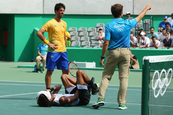 Jogador profissional de tênis Dustin Brown da Alemanha precisa de atenção médica durante a primeira rodada dos Jogos Olímpicos Rio 2016 — Fotografia de Stock