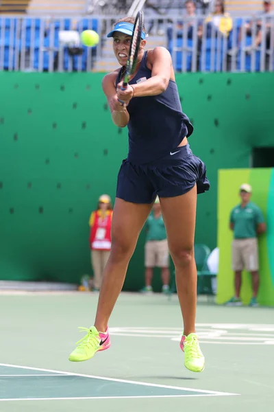 La tenista profesional Madison Keys de Estados Unidos en acción durante su cuarto partido final de los Juegos Olímpicos de Río 2016 — Foto de Stock