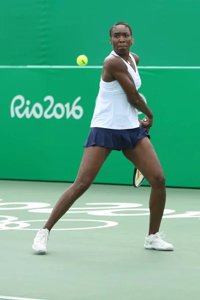 Olympiasieger Venus Williams aus den USA in Aktion während des Mixed-Doubles der Olympischen Spiele 2016 in Rio — Stockfoto