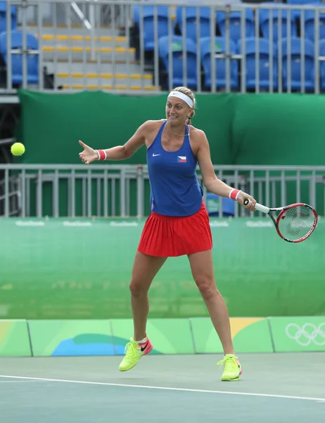 La tenista profesional Petra Kvitova de la República Checa en acción durante su partido de cuartos de final de los Juegos Olímpicos de Río 2016 — Foto de Stock