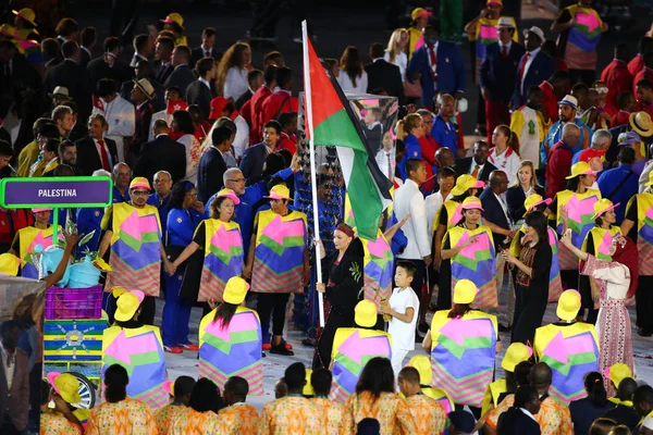 Die palästinensische Olympiamannschaft marschierte zur Eröffnungsfeier der Olympischen Spiele 2016 im Maracana-Stadion in Rio de Janeiro — Stockfoto