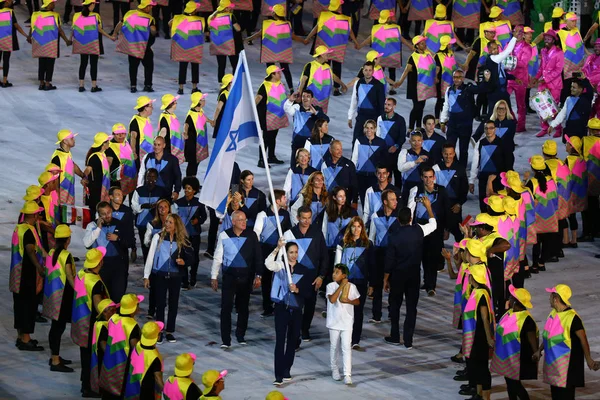 Izraelskiej drużyny olimpijskiej wkroczyły do Igrzysk Olimpijskich 2016 Rio otwarcie uroczystości na stadionie Maracana w Rio de Janeiro — Zdjęcie stockowe