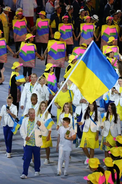 A equipe olímpica ucraniana marchou para a cerimônia de abertura dos Jogos Olímpicos Rio 2016 no Estádio Maracana, no Rio de Janeiro — Fotografia de Stock