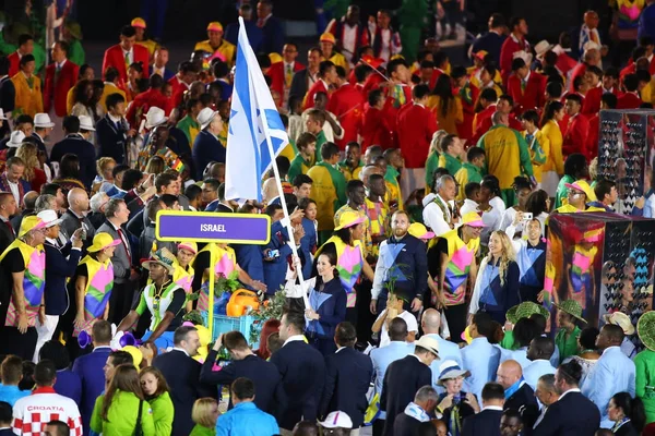 Izraelskiej drużyny olimpijskiej wkroczyły do Igrzysk Olimpijskich 2016 Rio otwarcie uroczystości na stadionie Maracana w Rio de Janeiro — Zdjęcie stockowe