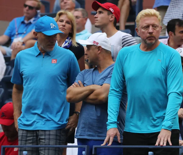 グランド スラム チャンピオン Boris Becker (R) と私たちオープン 2016 アーサー ・ アッシュ ・ スタジアムでの決勝戦の間にジョコビッチのチーム — ストック写真