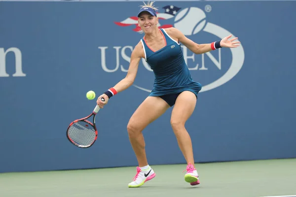 La joueuse de tennis professionnelle Elena Vesnina de Russie en action lors du match 3 de l'US Open 2016 au Billie Jean King National Tennis Center — Photo
