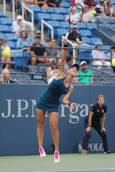 Professionelle Tennisspielerin elena vesnina aus russland in aktion während der us open 2016 runde 3 spiel im billie jean king national tennis center — Stockfoto