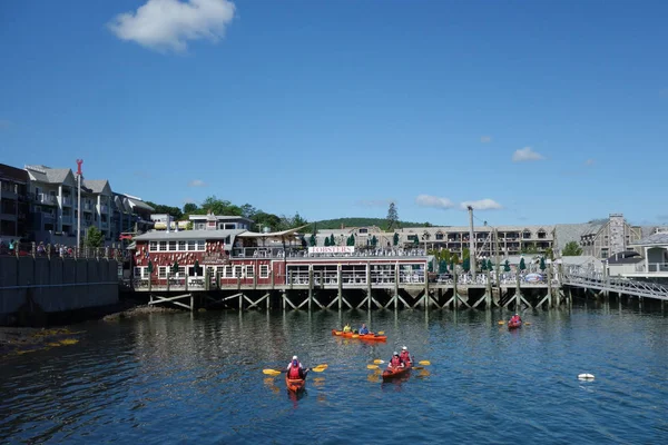 Los turistas montan kayaks de mar en Bar Harbor, Maine — Foto de Stock