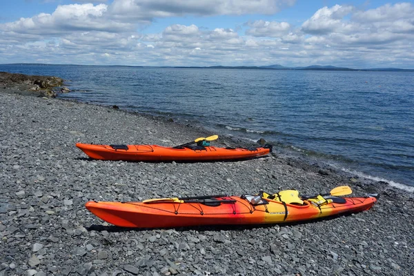 Kayaks de mar en una playa rocosa en Bar Harbor —  Fotos de Stock