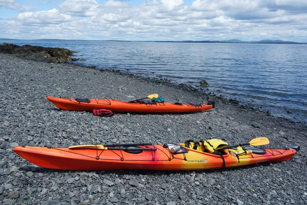 Sea kayaks on a rocky beach in Bar Harbor — Stock Photo, Image