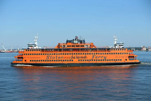 Staten Island Ferry in New York Harbor — Stock Photo, Image