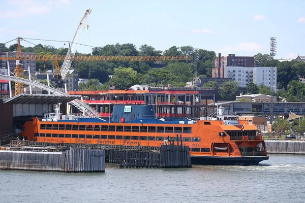 Staten Island Ferry zadokowany w St. George Ferry Terminal na Staten Island. — Zdjęcie stockowe