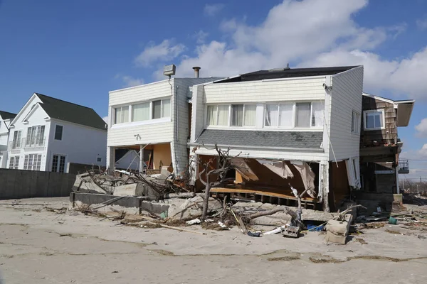 Destruida casa de playa cuatro meses después del huracán Sandy — Foto de Stock