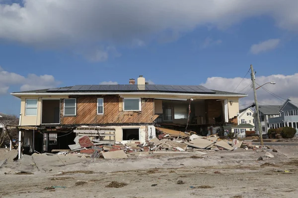 Zerstörtes Strandhaus vier Monate nach Hurrikan sandig — Stockfoto