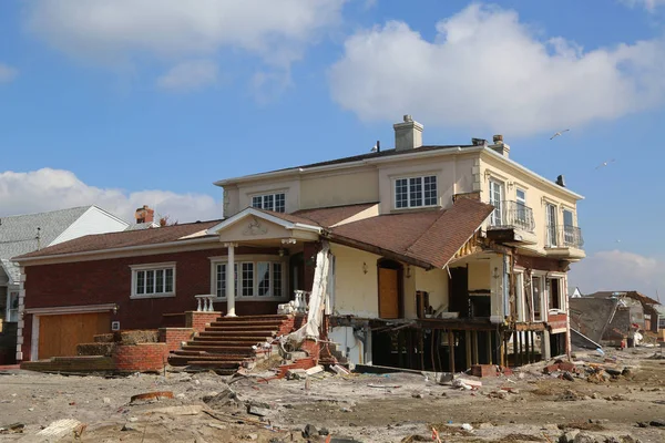 Förstörde strandhus fyra månader efter orkanen sandy — Stockfoto