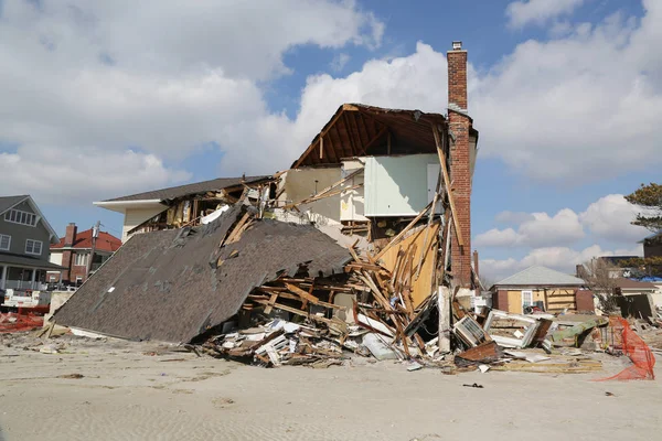 Destruida casa de playa cuatro meses después del huracán Sandy —  Fotos de Stock