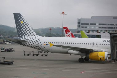Vueling Havayolları uçak Zürih Havaalanı'nda asfalt üzerinde.