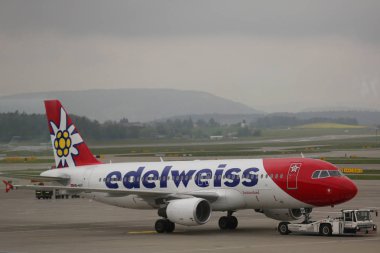 Edelweiss hava uçak Zürih Havaalanı'nda asfalt üzerinde. 