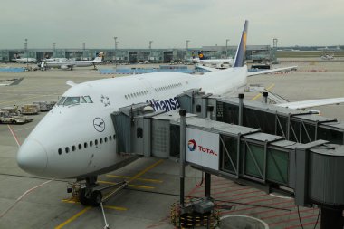 Lufthansa Boeing 747 Frankfurt Havaalanı'nda asfalt üzerinde 