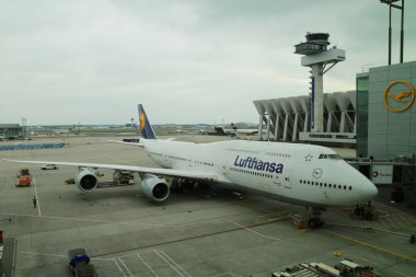 Lufthansa Boeing 747 Frankfurt Havaalanı'nda asfalt üzerinde 