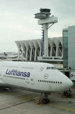 Lufthansa Boeing 747 Frankfurt Havaalanı'nda asfalt üzerinde 