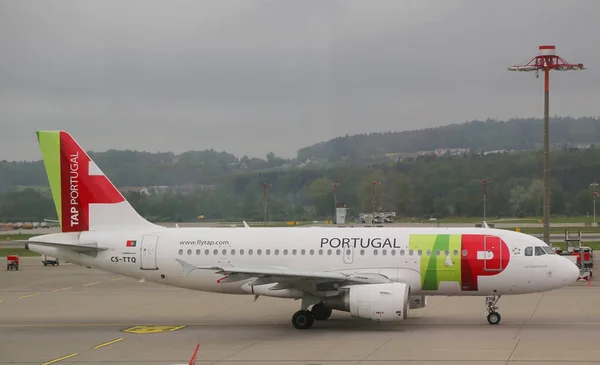 Aereo TAP Portogallo su asfalto all'aeroporto di Zurigo — Foto Stock