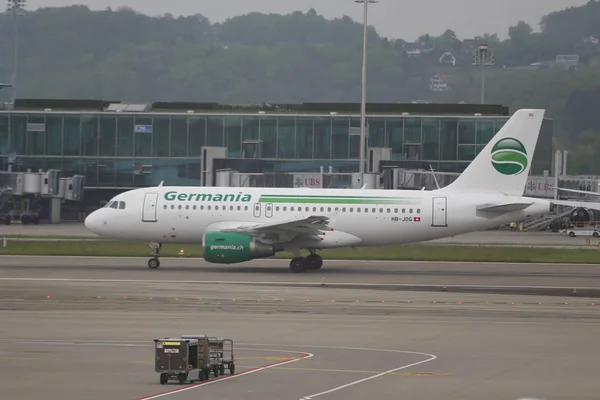 Germania planet på asfalten på Zürich flygplats. — Stockfoto
