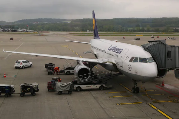 Lufthansa Airbus A321 na asfalcie w Lotnisko w Zurychu — Zdjęcie stockowe