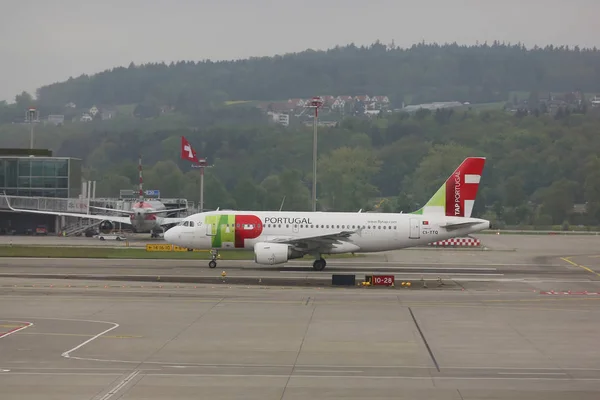 TAP Portugal planet på asfalten på Zürich flygplats — Stockfoto