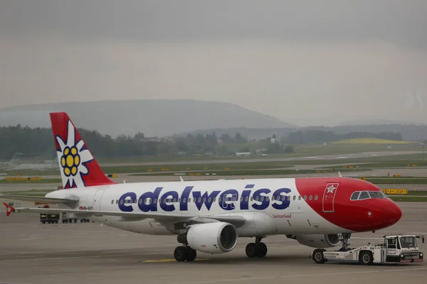 Edelweiss flyg på asfalten på Zürich flygplats. — Stockfoto