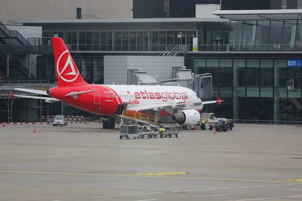 Atlasglobal plan på asfalten på Zürich flygplats. — Stockfoto